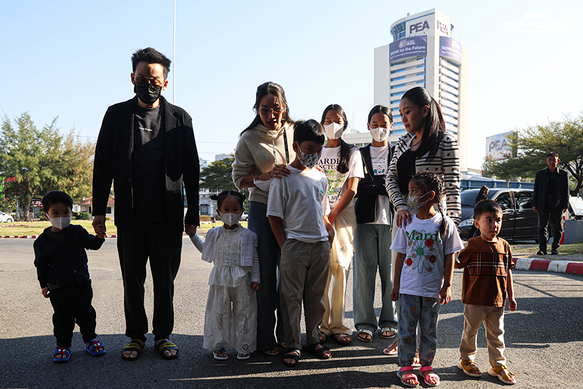 ครอบครัวชินวัตรพาหลานๆ เข้าเยี่ยม ‘คุณตา ทักษิณ’ 11