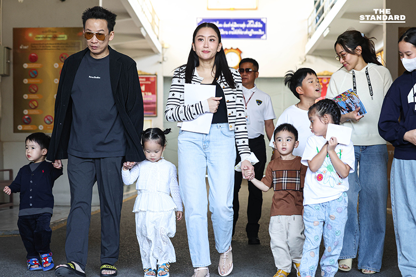 ครอบครัวชินวัตรพาหลานๆ เข้าเยี่ยม ‘คุณตา ทักษิณ’ 5