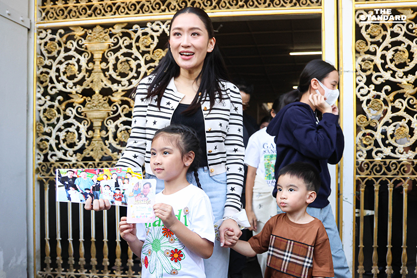 ครอบครัวชินวัตรพาหลานๆ เข้าเยี่ยม ‘คุณตา ทักษิณ’ 8