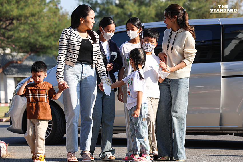 ครอบครัวชินวัตรพาหลานๆ เข้าเยี่ยม ‘คุณตา ทักษิณ’ 9