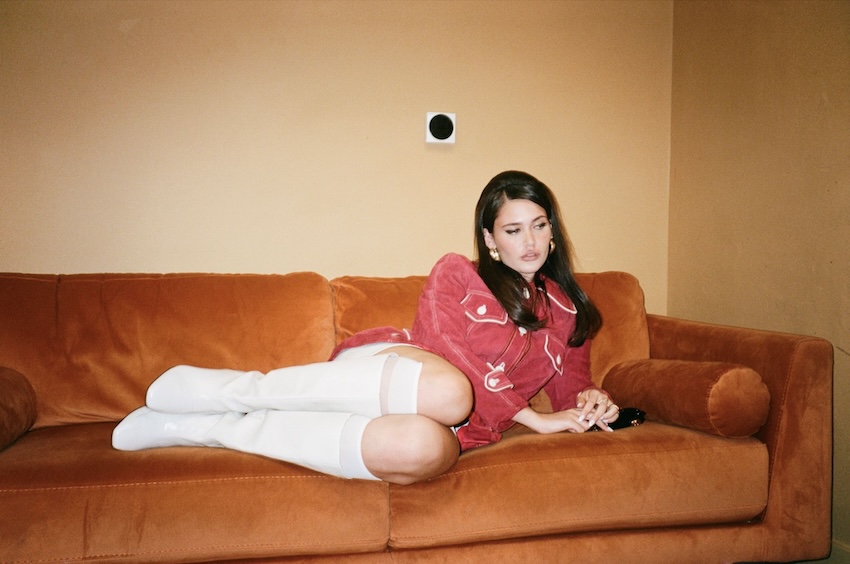 Sienna Spiro ศิลปินสาวสไตล์ Soul & Jazz กับแฟชั่นคลาสสิกอันเป็นเอกลักษณ์ 1