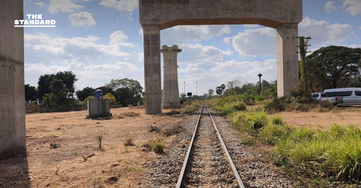 ภาพขบวนรถไฟของการรถไฟแห่งประเทศไทย วิ่งให้บริการในเส้นทางสายตะวันออกเฉียงเหนือ ช่วงแก่งคอย-นครราชสีมา หลังยกระดับ 6 มาตรการความปลอดภัย