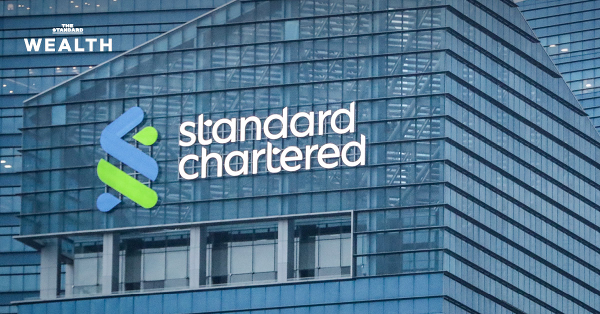 ภาพกราฟิกแสดงแนวโน้มเศรษฐกิจไทยจากมุมมองของ Standard Chartered พร้อมข้อมูล GDP, อัตราเงินเฟ้อ และปัจจัยกดดันการเมือง-การค้า