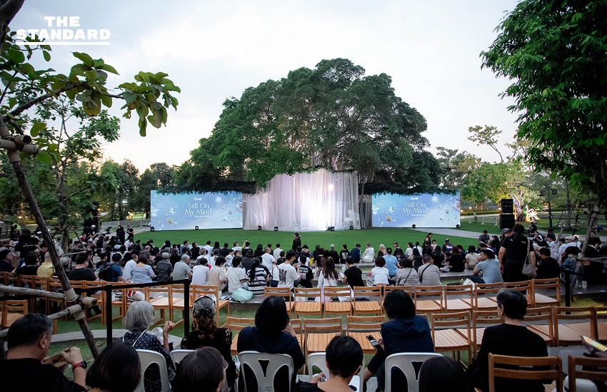 ภาพบรรยากาศการแสดงละครเพลง ‘Still On My Mind ในดวงใจนิรันดร์’ กลางสวน โดย ปตท. พร้อมแสง สี เสียงและเทคนิค Projection Mapping 1