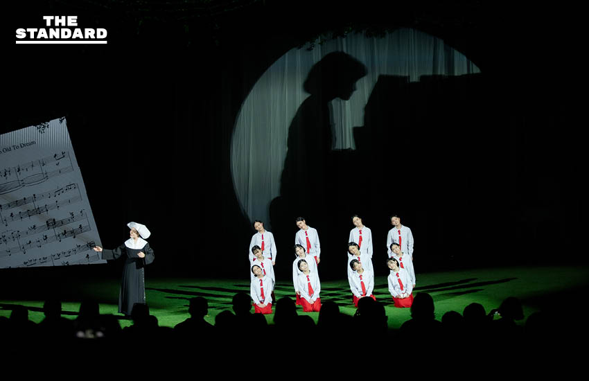 ภาพบรรยากาศการแสดงละครเพลง ‘Still On My Mind ในดวงใจนิรันดร์’ กลางสวน โดย ปตท. พร้อมแสง สี เสียงและเทคนิค Projection Mapping 3