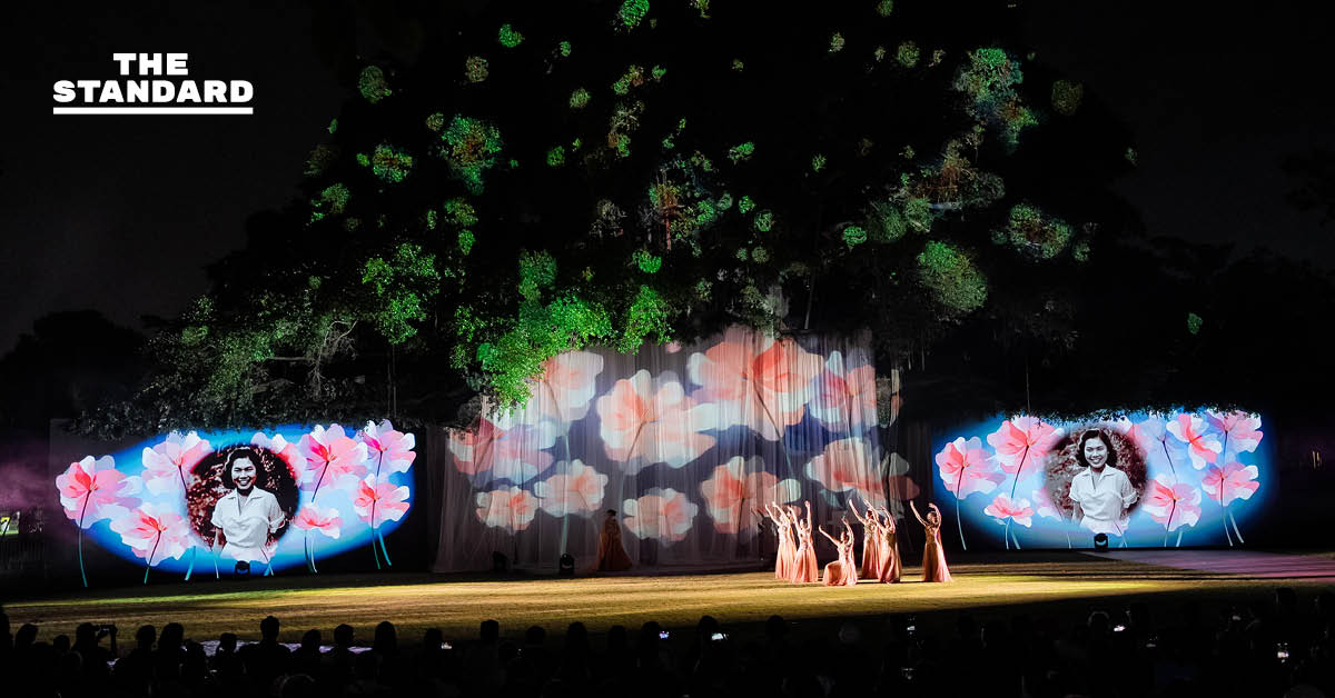 ภาพบรรยากาศการแสดงละครเพลง ‘Still On My Mind ในดวงใจนิรันดร์’ กลางสวน โดย ปตท. พร้อมแสง สี เสียงและเทคนิค Projection Mapping