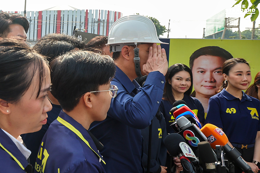 สุชัชวีร์ สุวรรณสวัสดิ์ นำผู้สมัครไทยก้าวใหม่ยืนไว้อาลัย 2