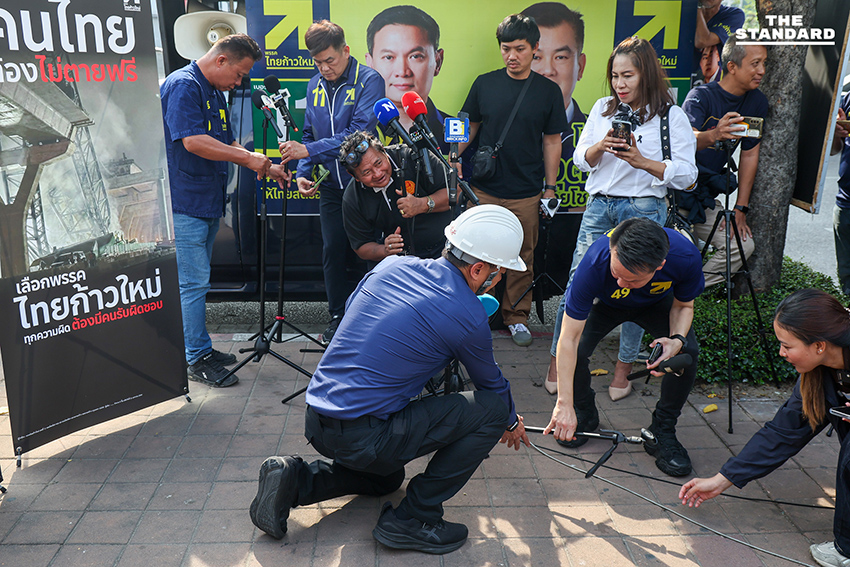 สุชัชวีร์ สุวรรณสวัสดิ์ นำผู้สมัครไทยก้าวใหม่ยืนไว้อาลัย 6