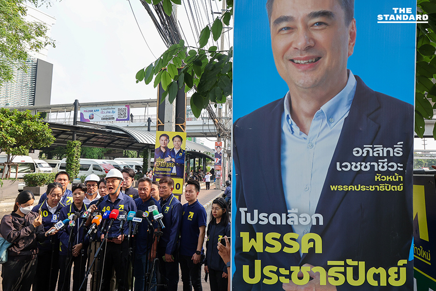 สุชัชวีร์ สุวรรณสวัสดิ์ นำผู้สมัครไทยก้าวใหม่ยืนไว้อาลัย 8