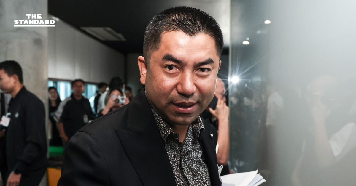 สัญญาภัชระ สามารถ ทนายความ พล.ต.อ.สุรเชษฐ์ หักพาล ยื่นหนังสือคัดค้านที่รัฐสภา