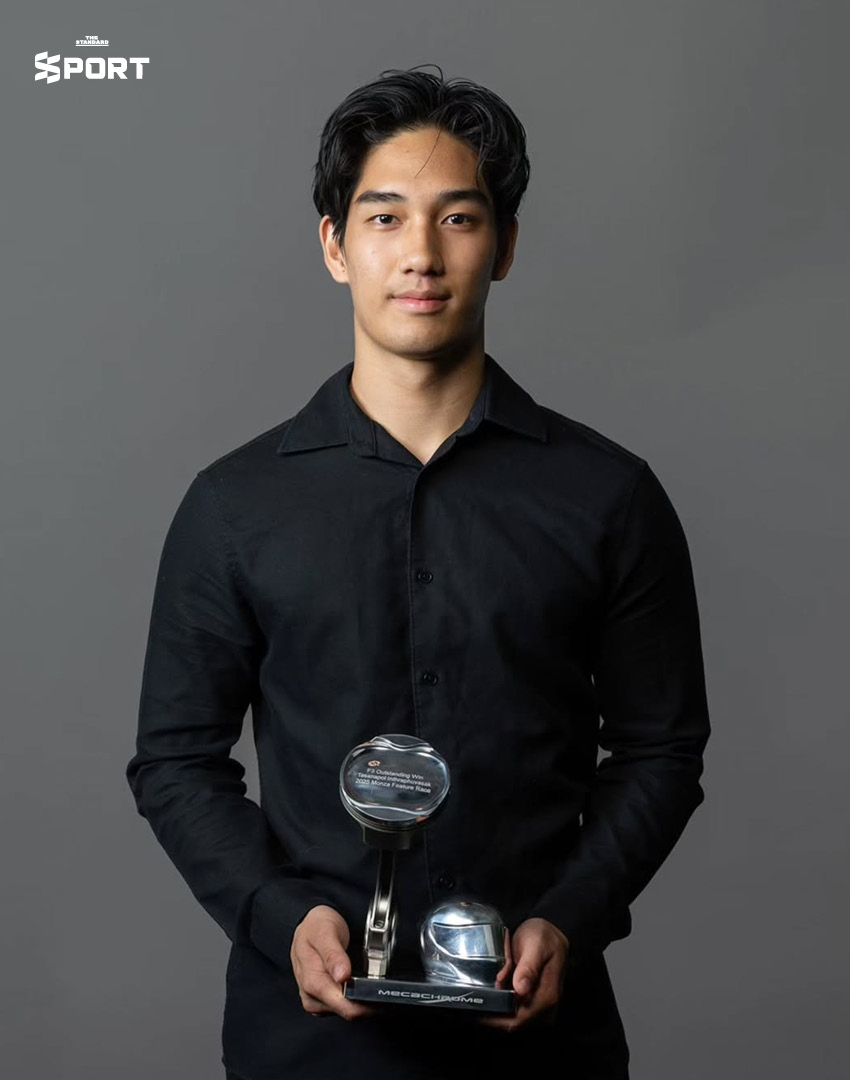 เติ้น ทัศนพล อินทรภูวศักดิ์ นักแข่งรถไทย ในชุดแข่ง 2