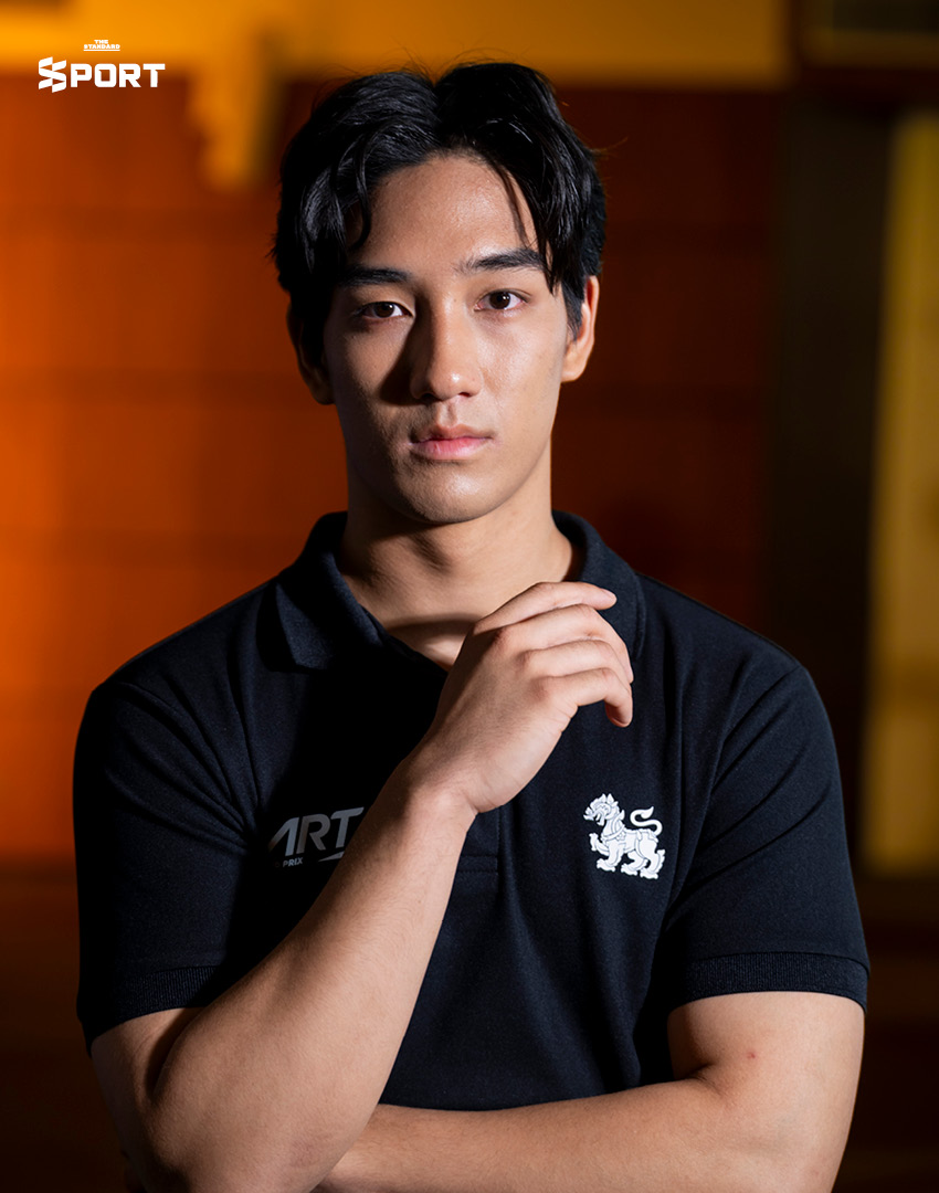 เติ้น ทัศนพล อินทรภูวศักดิ์ นักแข่งรถไทย ในชุดแข่ง 3