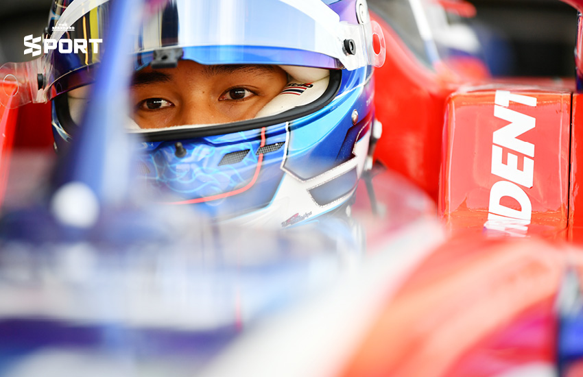 เติ้น ทัศนพล อินทรภูวศักดิ์ นักแข่งรถไทย ในชุดแข่ง 4