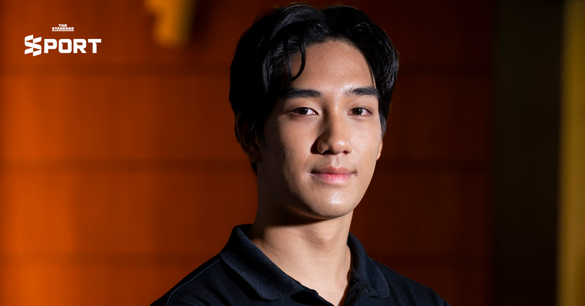 เติ้น ทัศนพล อินทรภูวศักดิ์ นักแข่งรถไทย ในชุดแข่ง