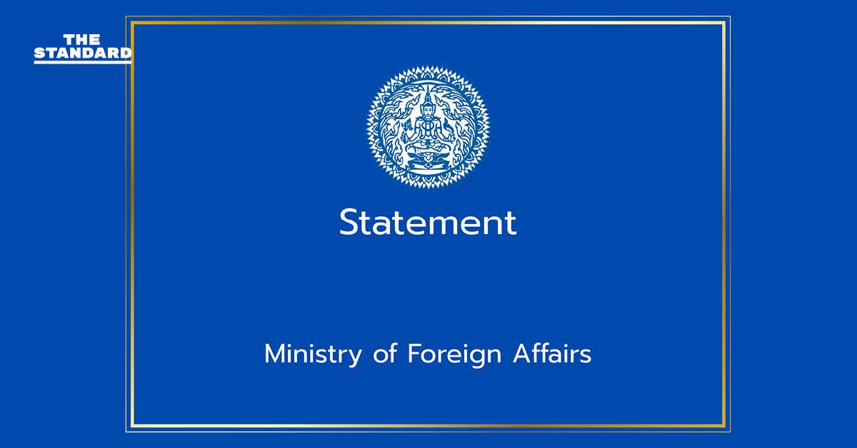 เจ้าหน้าที่กระทรวงการต่างประเทศกำลังแถลงข่าวชี้แจงความล่าช้าของบัตรเลือกตั้งคนไทยในฝรั่งเศส