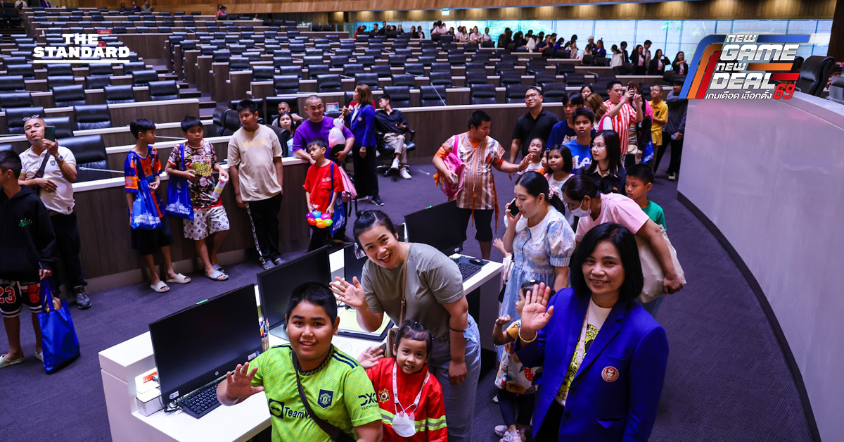 เปิดผลสำรวจปี 69 เด็กไทยสนใจการเมืองและการเลือกตั้งแค่ไหน? *Self-correction based on the specific rule:* The rule states add a space before proper nouns that follow a verb. In this headline: * เปิด is a verb. It is followed by ผลสำรวจ (survey results), which is a common noun, not a proper noun. ปี 69 modifies ผลสำรวจ. * สนใจ is a verb. It is followed by การเมือง (politics), which is a common noun, not a proper noun. Therefore, applying *only* the specified rule, no spaces are added. The headline remains as is.