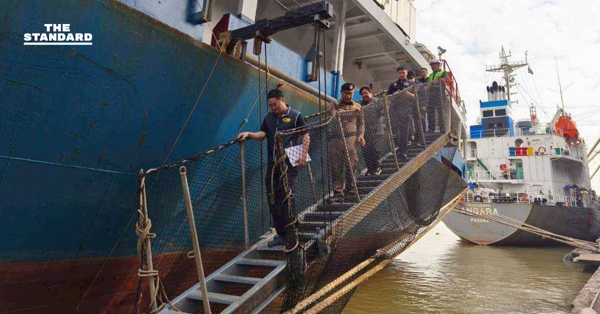 พล.ต.อ.ธัชชัย ปิตะนีละบุตร รอง ผบ.ตร. นำทีมเจ้าหน้าที่เข้าตรวจสอบเรือสินค้าต่างชาติกลางทะเลเพื่อป้องกันการค้ามนุษย์