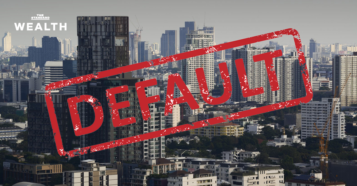 ภาพกราฟิกแสดงรายงานจาก TRIS Rating เกี่ยวกับอัตราการผิดนัดชำระหนี้และเลื่อนชำระหนี้หุ้นกู้ของบริษัทไทยในปี 2568 ที่สูงกว่าวิกฤตปี 2540