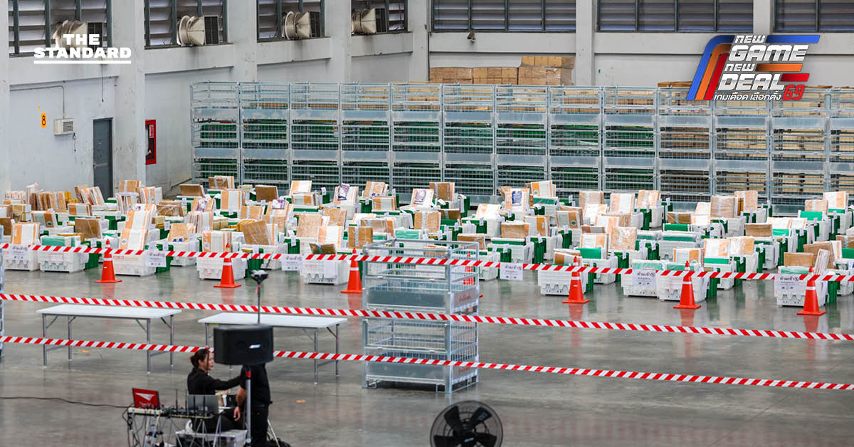 บัตรเลือกตั้งและซองจดหมาย สื่อถึงปัญหาการลงคะแนนเสียงของคนไทยในต่างแดน