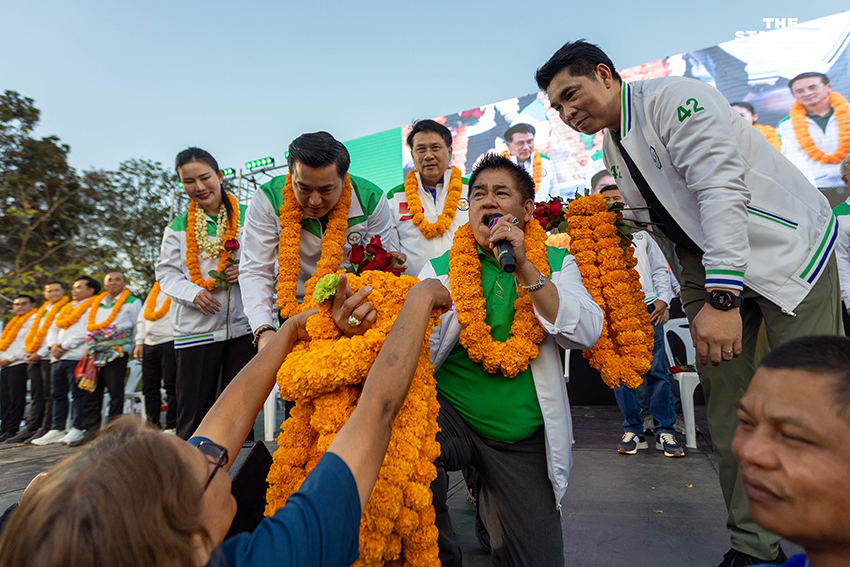 ร.อ. ธรรมนัส พรหมเผ่า ประธานที่ปรึกษาพรรคกล้าธรรม กำลังปราศรัยบนเวทีท่ามกลางผู้สนับสนุนจำนวนมากที่จังหวัดเชียงใหม่ 1