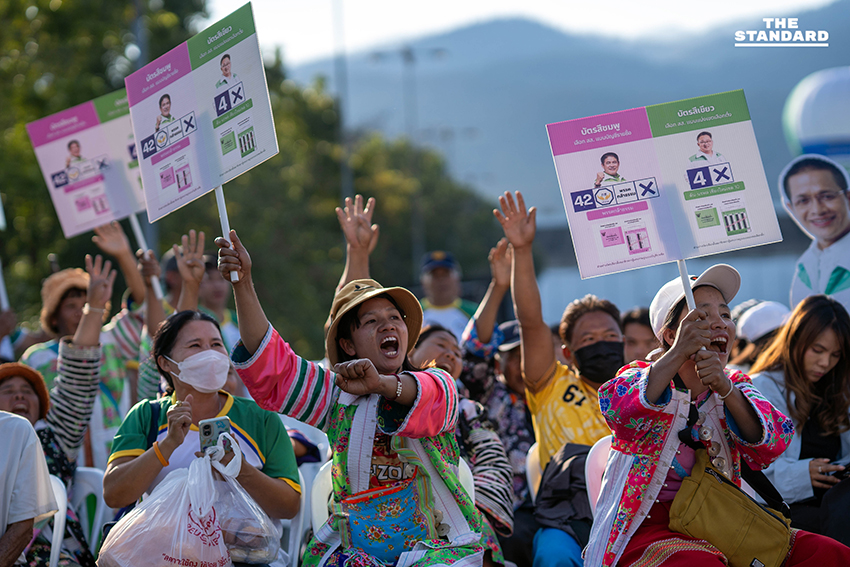 ร.อ. ธรรมนัส พรหมเผ่า ประธานที่ปรึกษาพรรคกล้าธรรม กำลังปราศรัยบนเวทีท่ามกลางผู้สนับสนุนจำนวนมากที่จังหวัดเชียงใหม่ 10