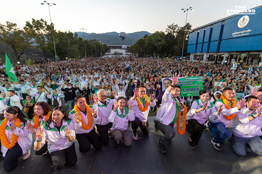 ร.อ. ธรรมนัส พรหมเผ่า ประธานที่ปรึกษาพรรคกล้าธรรม กำลังปราศรัยบนเวทีท่ามกลางผู้สนับสนุนจำนวนมากที่จังหวัดเชียงใหม่ 3