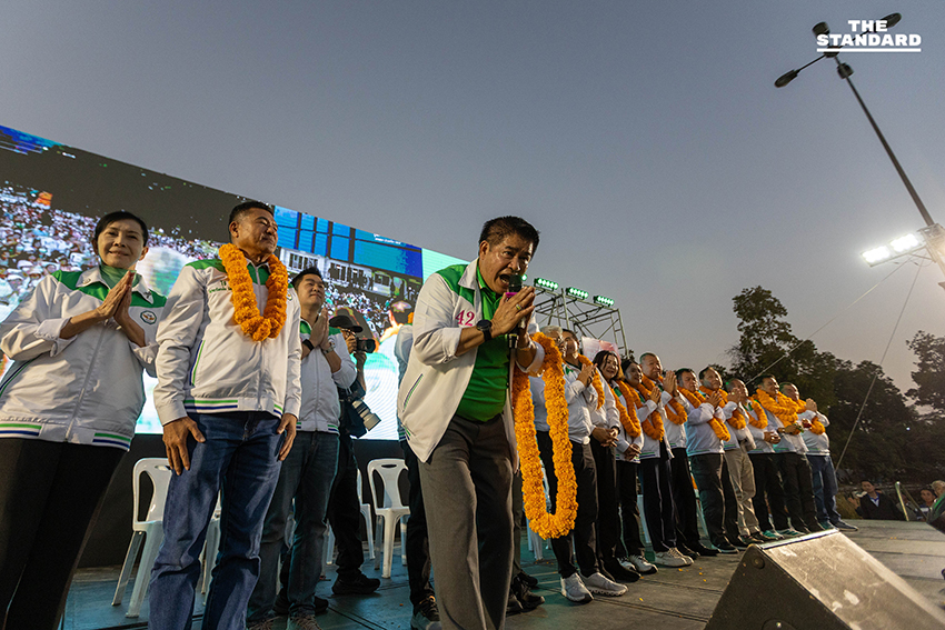 ร.อ. ธรรมนัส พรหมเผ่า ประธานที่ปรึกษาพรรคกล้าธรรม กำลังปราศรัยบนเวทีท่ามกลางผู้สนับสนุนจำนวนมากที่จังหวัดเชียงใหม่ 6