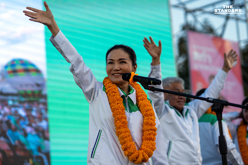 ร.อ. ธรรมนัส พรหมเผ่า ประธานที่ปรึกษาพรรคกล้าธรรม กำลังปราศรัยบนเวทีท่ามกลางผู้สนับสนุนจำนวนมากที่จังหวัดเชียงใหม่ 7