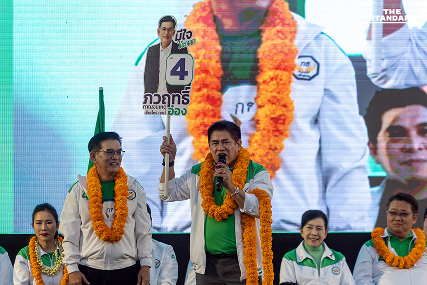 ร.อ. ธรรมนัส พรหมเผ่า ประธานที่ปรึกษาพรรคกล้าธรรม กำลังปราศรัยบนเวทีท่ามกลางผู้สนับสนุนจำนวนมากที่จังหวัดเชียงใหม่ 8