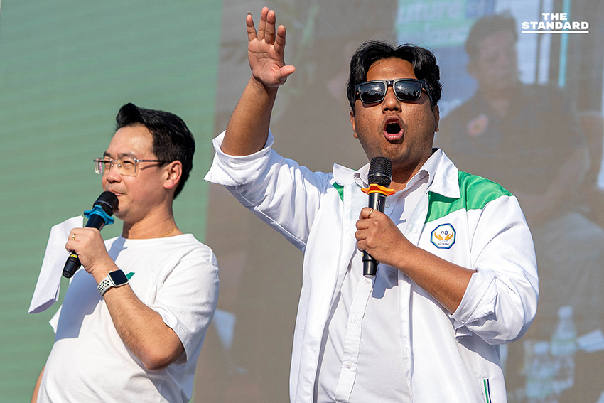 ร.อ. ธรรมนัส พรหมเผ่า ประธานที่ปรึกษาพรรคกล้าธรรม กำลังปราศรัยบนเวทีท่ามกลางผู้สนับสนุนจำนวนมากที่จังหวัดเชียงใหม่ 9