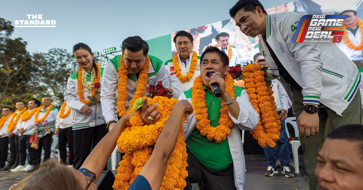 ร.อ. ธรรมนัส พรหมเผ่า ประธานที่ปรึกษาพรรคกล้าธรรม กำลังปราศรัยบนเวทีท่ามกลางผู้สนับสนุนจำนวนมากที่จังหวัดเชียงใหม่