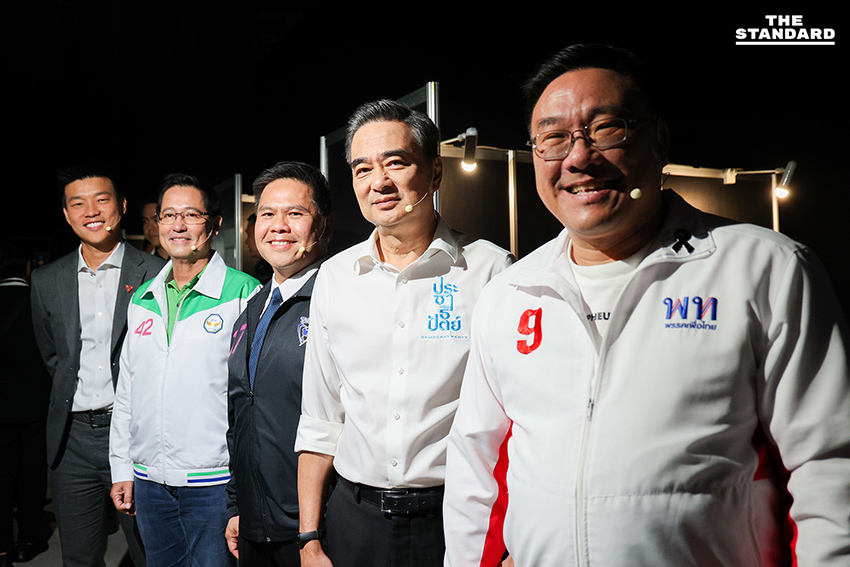 ภาพเบื้องหลังตัวแทน 5 พรรคการเมือง เตรียมขึ้นเวที THE STANDARD DEBATE 1