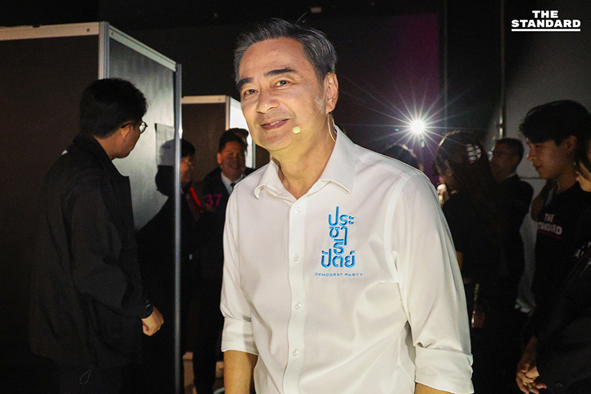 ภาพเบื้องหลังตัวแทน 5 พรรคการเมือง เตรียมขึ้นเวที THE STANDARD DEBATE 2