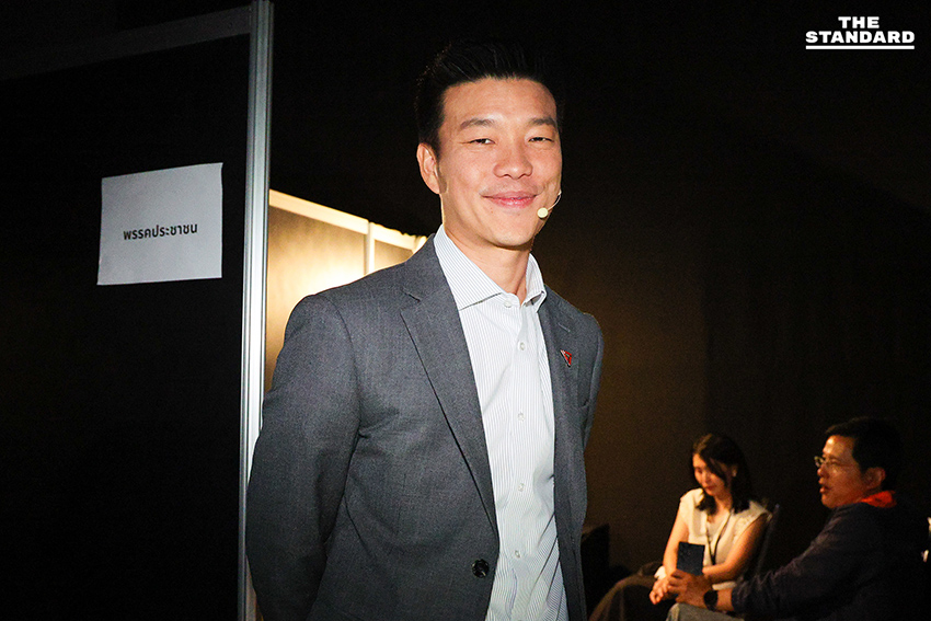 ภาพเบื้องหลังตัวแทน 5 พรรคการเมือง เตรียมขึ้นเวที THE STANDARD DEBATE 3