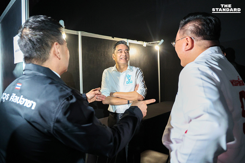 ภาพเบื้องหลังตัวแทน 5 พรรคการเมือง เตรียมขึ้นเวที THE STANDARD DEBATE 8