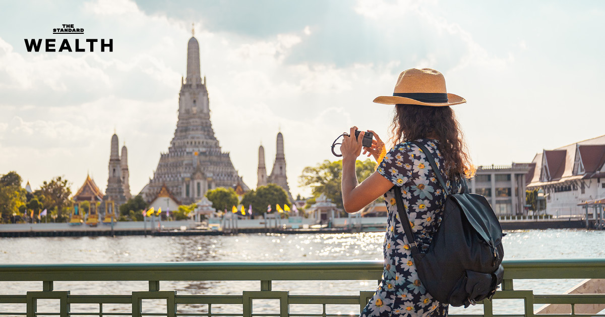 ภาพกราฟิกแสดงแผนที่โลกพร้อมสัญลักษณ์การท่องเที่ยวและธงชาติญี่ปุ่น เกาหลีใต้ ไทย ลอยเด่นสื่อถึงจุดหมายยอดนิยมในรายงาน Trip.com Group ปี 2569