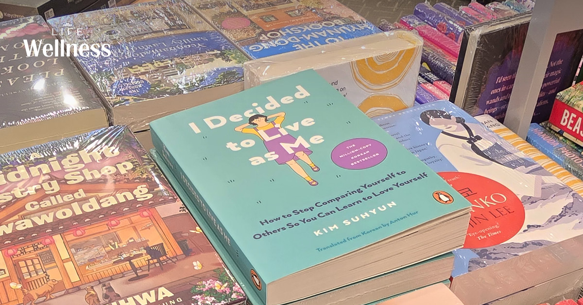 กองหนังสือจำนวนมากที่ยังไม่ได้อ่าน สื่อถึงพฤติกรรม Tsundoku