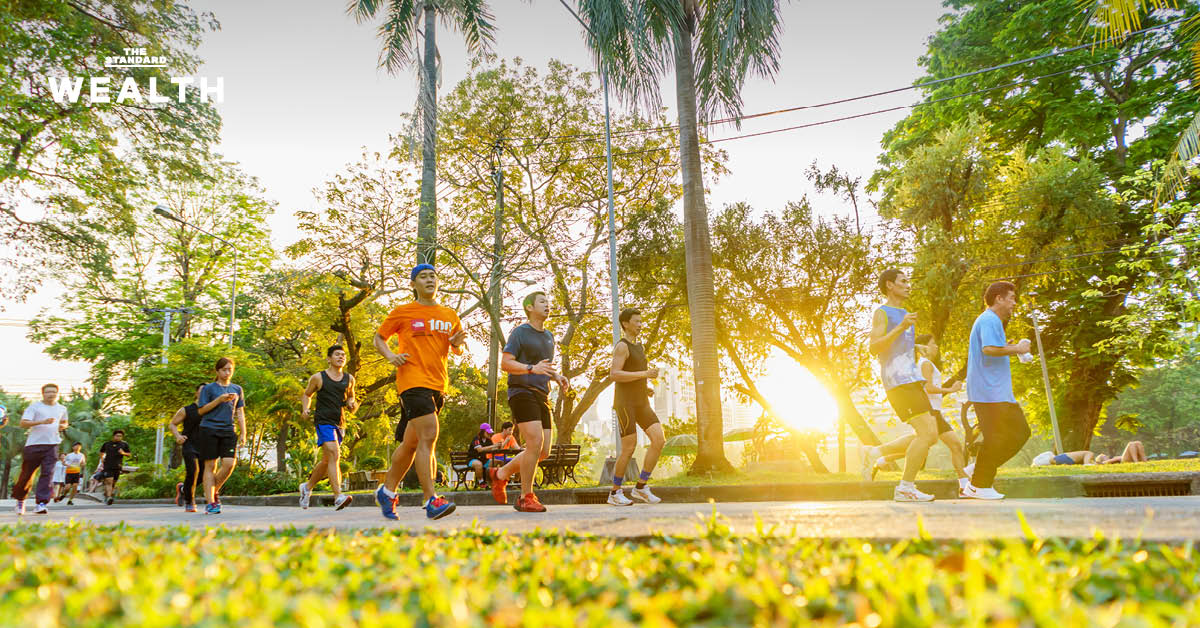 ผู้คนกำลังวิ่งออกกำลังกายในสวนสาธารณะ ซึ่งสะท้อนพฤติกรรมการวิ่งที่เปลี่ยนไปสู่การสร้างคอนเทนต์และสุขภาพ