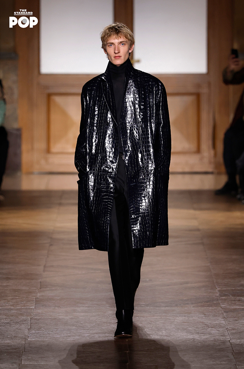 รูปภาพคอลเล็กชันเสื้อผ้า Fall/Winter 2026 สำหรับผู้หญิงจาก Hermès โดย Véronique Nichanian จัดแสดง ณ อาคารตลาดหุ้นเก่าในกรุงปารีส 1