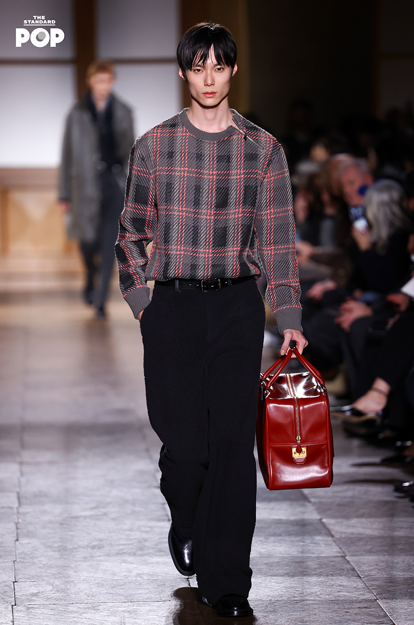 รูปภาพคอลเล็กชันเสื้อผ้า Fall/Winter 2026 สำหรับผู้หญิงจาก Hermès โดย Véronique Nichanian จัดแสดง ณ อาคารตลาดหุ้นเก่าในกรุงปารีส 2