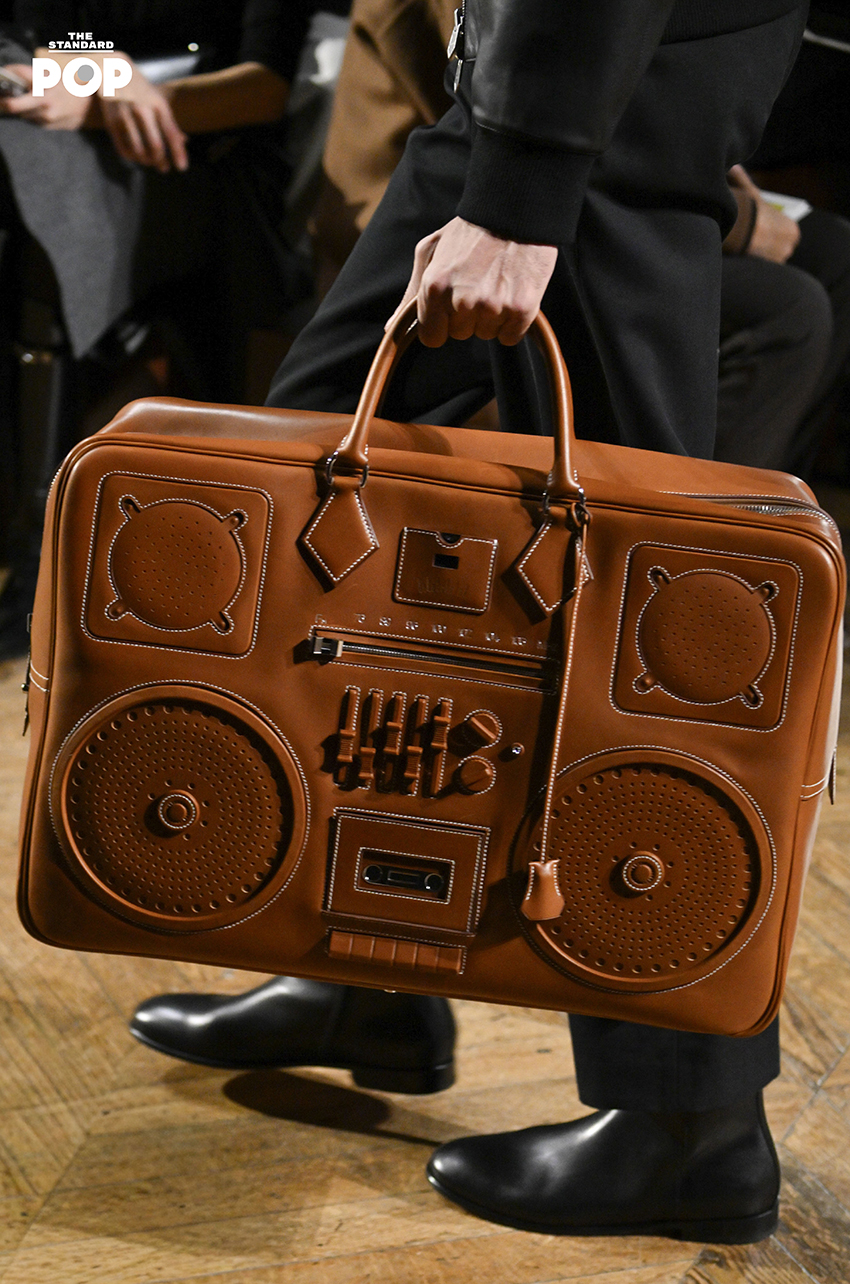 รูปภาพคอลเล็กชันเสื้อผ้า Fall/Winter 2026 สำหรับผู้หญิงจาก Hermès โดย Véronique Nichanian จัดแสดง ณ อาคารตลาดหุ้นเก่าในกรุงปารีส 4