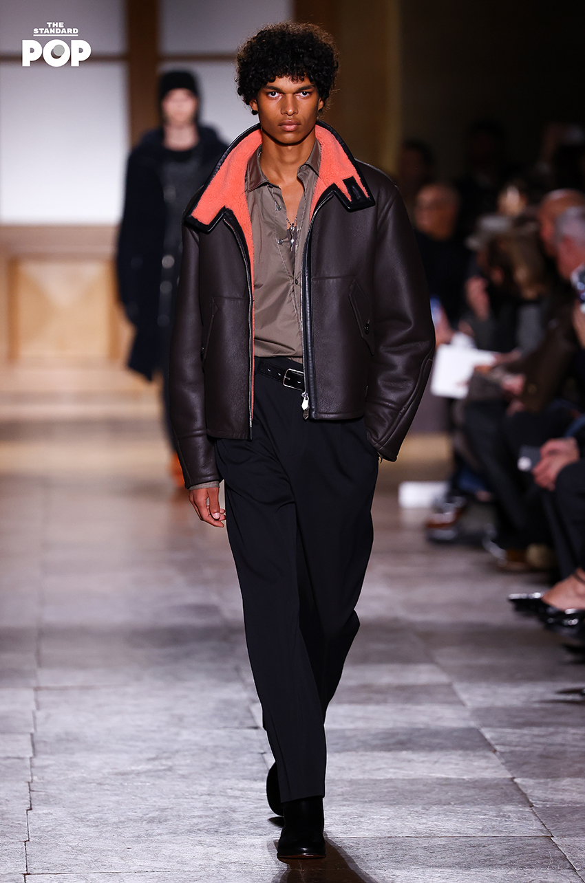 รูปภาพคอลเล็กชันเสื้อผ้า Fall/Winter 2026 สำหรับผู้หญิงจาก Hermès โดย Véronique Nichanian จัดแสดง ณ อาคารตลาดหุ้นเก่าในกรุงปารีส 6