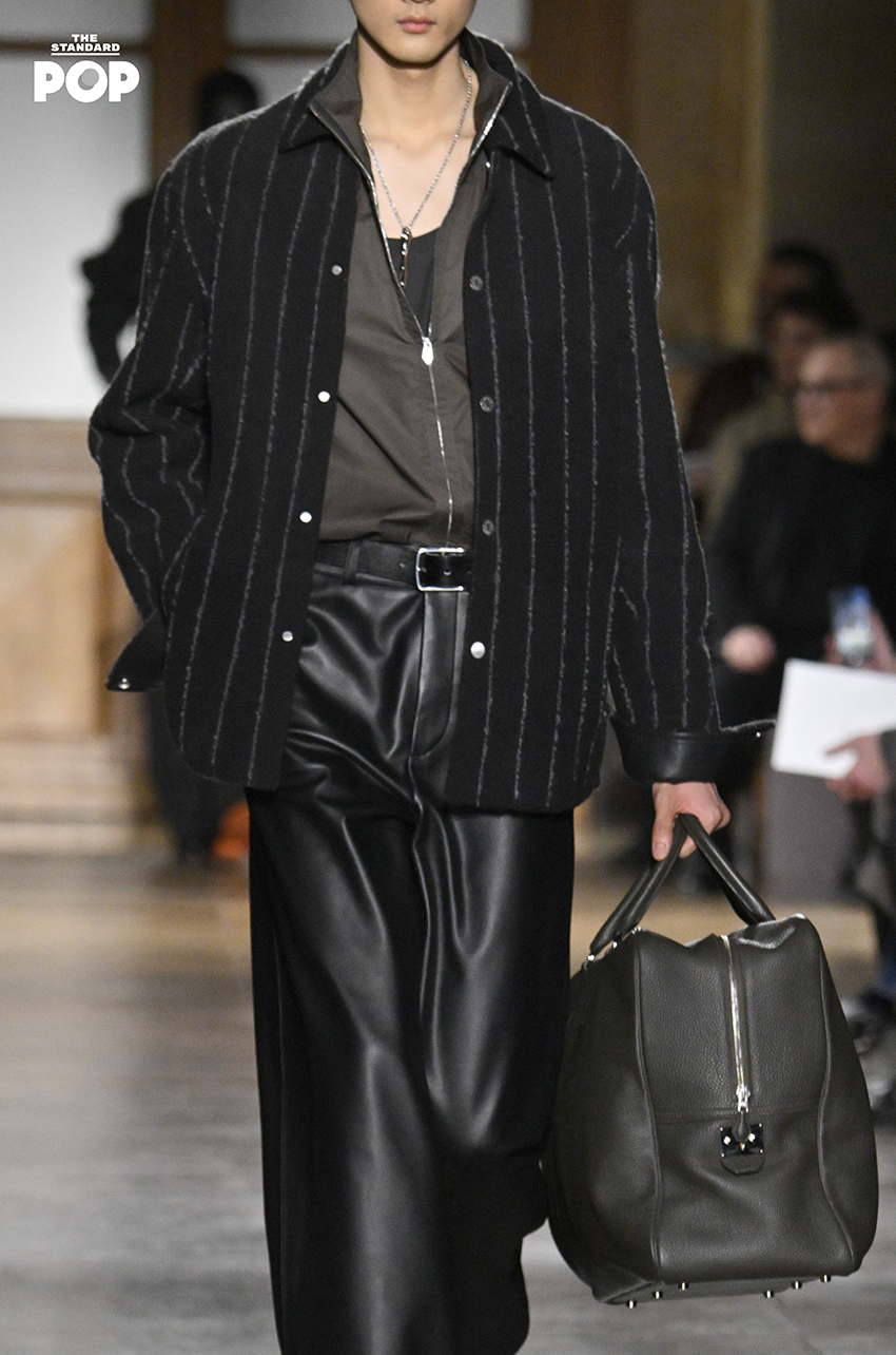 รูปภาพคอลเล็กชันเสื้อผ้า Fall/Winter 2026 สำหรับผู้หญิงจาก Hermès โดย Véronique Nichanian จัดแสดง ณ อาคารตลาดหุ้นเก่าในกรุงปารีส 8