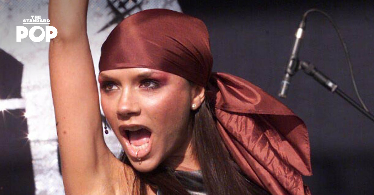 ภาพ Victoria Beckham อดีตสมาชิกวง Spice Girls ในชุดเดรสสวยงาม