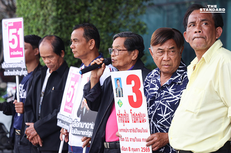 Based on the rule add a space before proper nouns that follow a verb, and identifying วรัญชัย as the only clear proper noun in the headline (which is not preceded by a verb that would trigger the rule), no spacing changes are required for this specific headline. Original Headline: `‘วรัญชัย’ นำพรรคเล็กแถลงท่าที ทวงพื้นที่สื่อ เสนอการเมืองยึดโยงประชาชน` Reformatted Headline (no changes needed per rule): `‘วรัญชัย’ นำพรรคเล็กแถลงท่าที ทวงพื้นที่สื่อ เสนอการเมืองยึดโยงประชาชน` 1