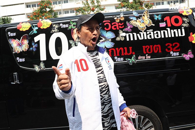 Based on the rule add a space before proper nouns that follow a verb, and identifying วรัญชัย as the only clear proper noun in the headline (which is not preceded by a verb that would trigger the rule), no spacing changes are required for this specific headline. Original Headline: `‘วรัญชัย’ นำพรรคเล็กแถลงท่าที ทวงพื้นที่สื่อ เสนอการเมืองยึดโยงประชาชน` Reformatted Headline (no changes needed per rule): `‘วรัญชัย’ นำพรรคเล็กแถลงท่าที ทวงพื้นที่สื่อ เสนอการเมืองยึดโยงประชาชน` 2