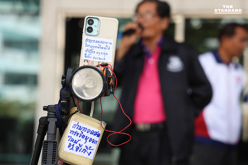 Based on the rule add a space before proper nouns that follow a verb, and identifying วรัญชัย as the only clear proper noun in the headline (which is not preceded by a verb that would trigger the rule), no spacing changes are required for this specific headline. Original Headline: `‘วรัญชัย’ นำพรรคเล็กแถลงท่าที ทวงพื้นที่สื่อ เสนอการเมืองยึดโยงประชาชน` Reformatted Headline (no changes needed per rule): `‘วรัญชัย’ นำพรรคเล็กแถลงท่าที ทวงพื้นที่สื่อ เสนอการเมืองยึดโยงประชาชน` 4