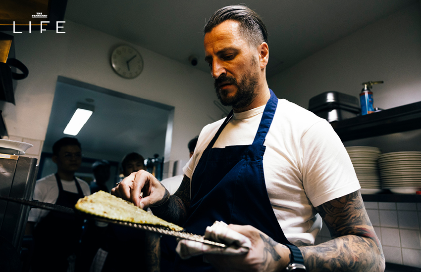 ภาพเชฟ Wilfrid Hocquet อธิบายแนวคิดอาหาร Smoked & Grill สำหรับร้าน Felix 1