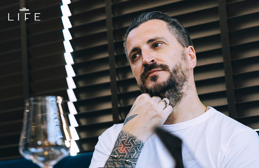 ภาพเชฟ Wilfrid Hocquet อธิบายแนวคิดอาหาร Smoked & Grill สำหรับร้าน Felix 3