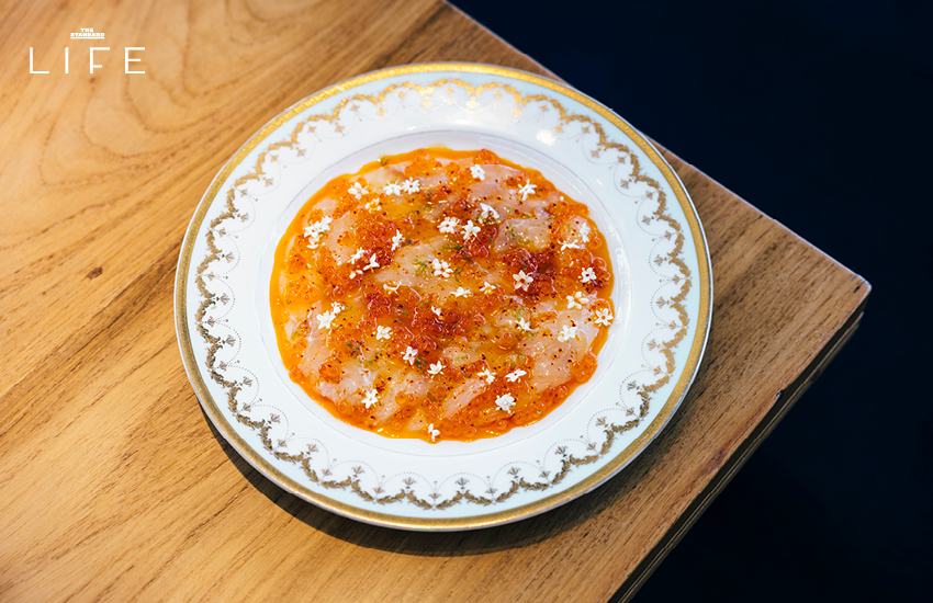 ภาพเชฟ Wilfrid Hocquet อธิบายแนวคิดอาหาร Smoked & Grill สำหรับร้าน Felix 4